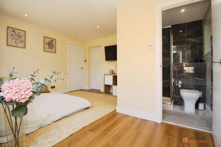 5 bedroom Detached house for sale in Thurlow Close, Oadby, LE2