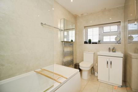 5 bedroom Detached house for sale in Thurlow Close, Oadby, LE2