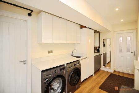5 bedroom Detached house for sale in Thurlow Close, Oadby, LE2