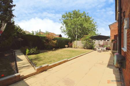 5 bedroom Detached house for sale in Thurlow Close, Oadby, LE2