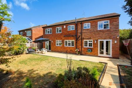 5 bedroom Detached house for sale in Thurlow Close, Oadby, LE2
