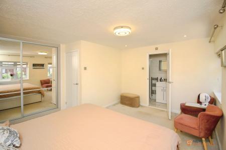 5 bedroom Detached house for sale in Thurlow Close, Oadby, LE2