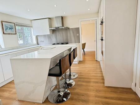 5 bedroom Detached house for sale in Thurlow Close, Oadby, LE2