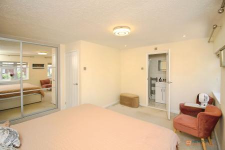 5 bedroom Detached house for sale in Thurlow Close, Oadby, LE2