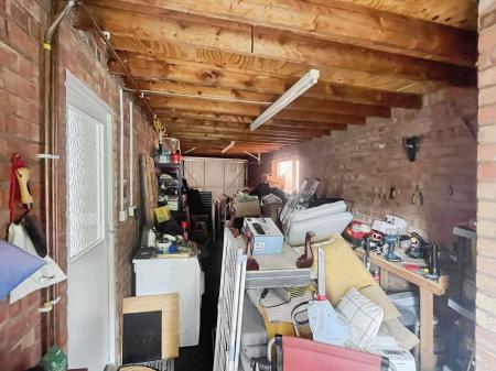 3 bedroom Detached house for sale in Kent Drive, Oadby, LE2