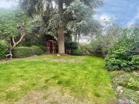3 bedroom Detached house for sale in Kent Drive, Oadby, LE2