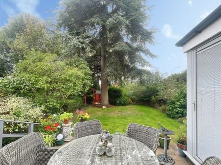 3 bedroom Detached house for sale in Kent Drive, Oadby, LE2