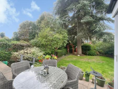 3 bedroom Detached house for sale in Kent Drive, Oadby, LE2