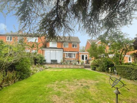 3 bedroom Detached house for sale in Kent Drive, Oadby, LE2