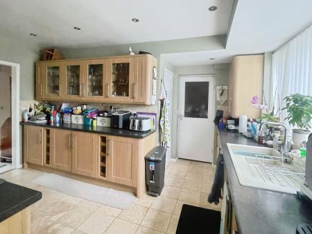 3 bedroom Detached house for sale in Kent Drive, Oadby, LE2
