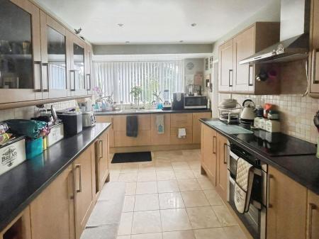 3 bedroom Detached house for sale in Kent Drive, Oadby, LE2