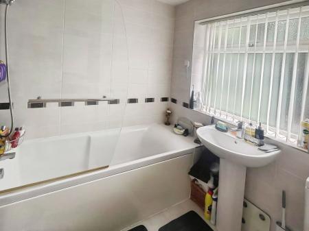 3 bedroom Detached house for sale in Kent Drive, Oadby, LE2