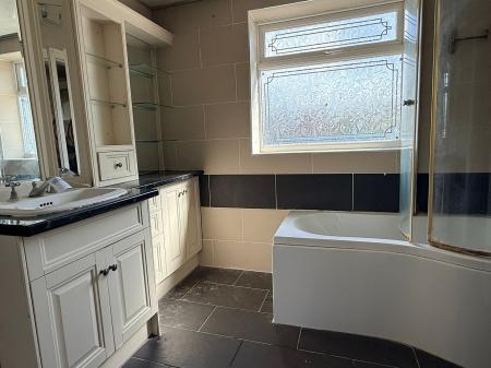 5 bedroom Detached house for sale in Coombe Rise, Oadby, LE2