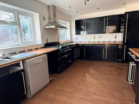 5 bedroom Detached house for sale in Coombe Rise, Oadby, LE2