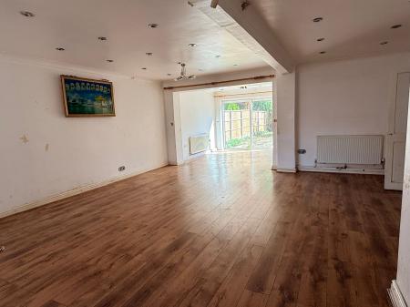 5 bedroom Detached house for sale in Coombe Rise, Oadby, LE2