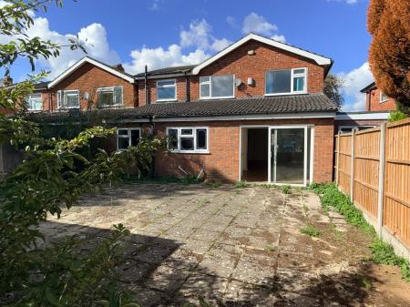 5 bedroom Detached house for sale in Coombe Rise, Oadby, LE2