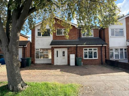 5 bedroom Detached house for sale in Coombe Rise, Oadby, LE2