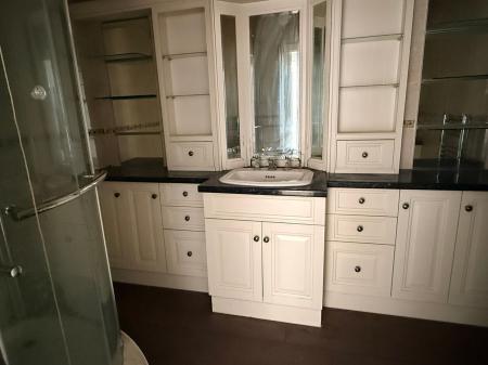 5 bedroom Detached house for sale in Coombe Rise, Oadby, LE2