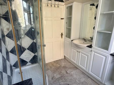 5 bedroom Detached house for sale in Coombe Rise, Oadby, LE2