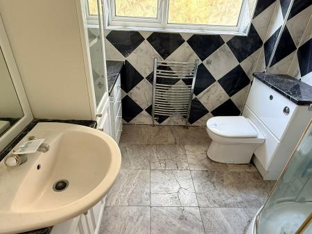5 bedroom Detached house for sale in Coombe Rise, Oadby, LE2