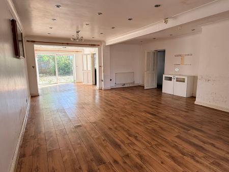 5 bedroom Detached house for sale in Coombe Rise, Oadby, LE2