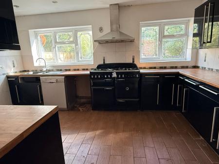 5 bedroom Detached house for sale in Coombe Rise, Oadby, LE2