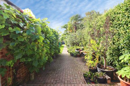 3 bedroom Semi-detached house for sale in Stonesby Avenue, Leicester, LE2