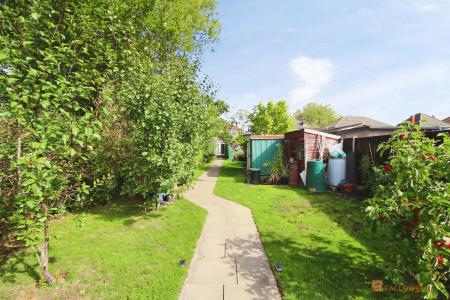 3 bedroom Semi-detached house for sale in Stonesby Avenue, Leicester, LE2