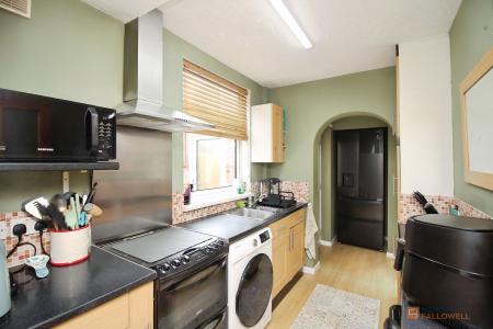 3 bedroom Semi-detached house for sale in Stonesby Avenue, Leicester, LE2