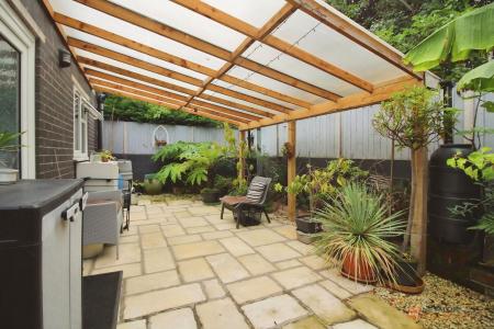 3 bedroom Semi-detached house for sale in Stonesby Avenue, Leicester, LE2