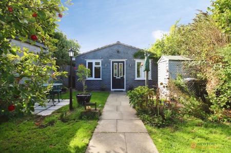 3 bedroom Semi-detached house for sale in Stonesby Avenue, Leicester, LE2
