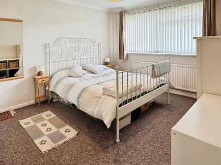 2 bedroom Semi-detached bungalow for sale in Avon Close, Oadby, LE2