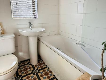2 bedroom Semi-detached bungalow for sale in Avon Close, Oadby, LE2