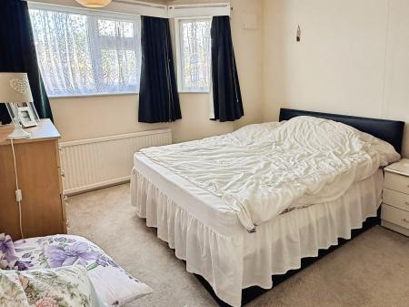 4 bedroom Semi-detached house for sale in Ash Tree Road, Oadby, LE2