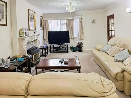 4 bedroom Semi-detached house for sale in Ash Tree Road, Oadby, LE2