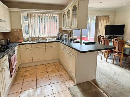 4 bedroom Semi-detached house for sale in Ash Tree Road, Oadby, LE2