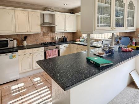 4 bedroom Semi-detached house for sale in Ash Tree Road, Oadby, LE2