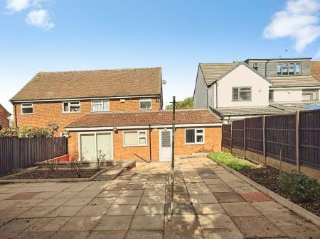 4 bedroom Semi-detached house for sale in Ash Tree Road, Oadby, LE2