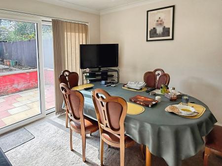 4 bedroom Semi-detached house for sale in Ash Tree Road, Oadby, LE2