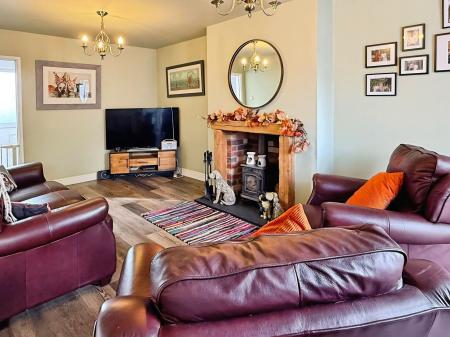 3 bedroom Semi-detached house for sale in Kent Drive, Oadby, LE2