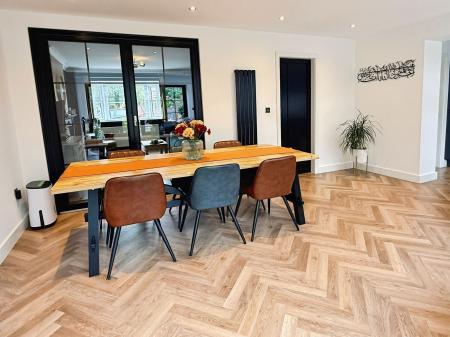 4 bedroom Detached house for sale in Devonia Road, Oadby, LE2