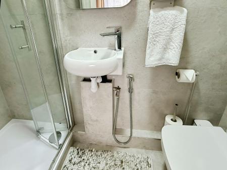 4 bedroom Detached house for sale in Devonia Road, Oadby, LE2