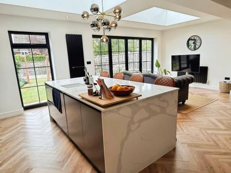 4 bedroom Detached house for sale in Devonia Road, Oadby, LE2