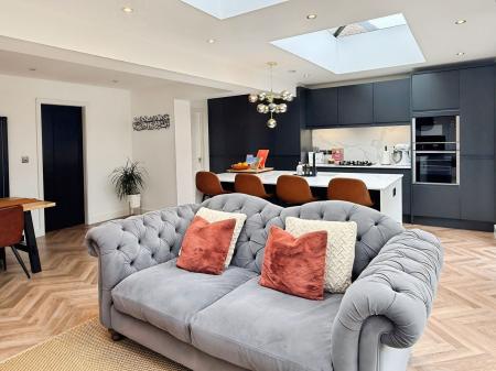 4 bedroom Detached house for sale in Devonia Road, Oadby, LE2