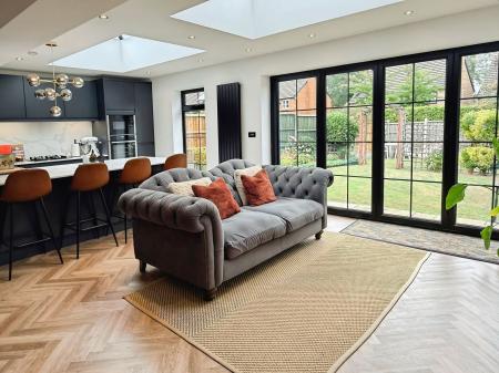 4 bedroom Detached house for sale in Devonia Road, Oadby, LE2