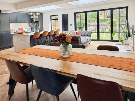 4 bedroom Detached house for sale in Devonia Road, Oadby, LE2