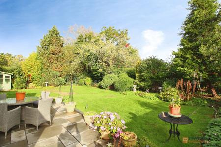 2 bedroom Detached bungalow for sale in Hollies Way, Thurnby, LE7