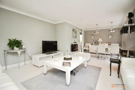 2 bedroom Detached bungalow for sale in Hollies Way, Thurnby, LE7