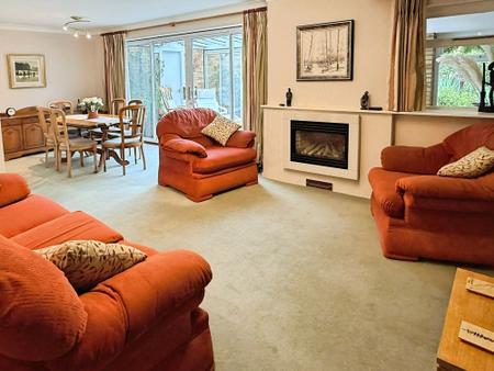 5 bedroom Detached bungalow for sale in Coombe Place, Oadby, LE2