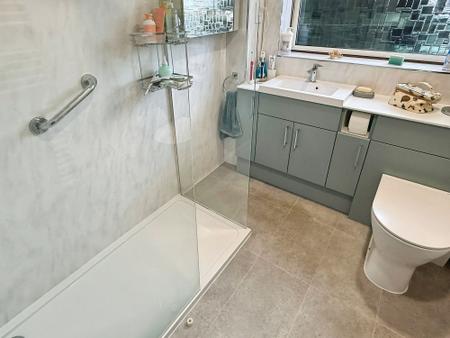 5 bedroom Detached bungalow for sale in Coombe Place, Oadby, LE2